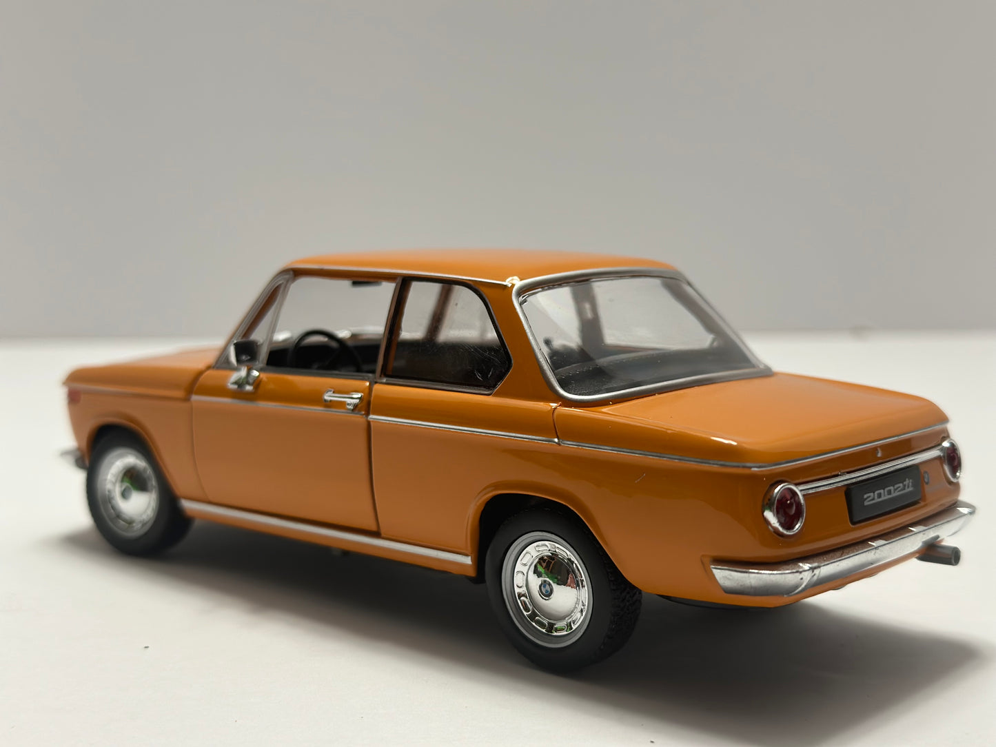 Welly 1:24 1977 BMW 2002TI Orange Diecast