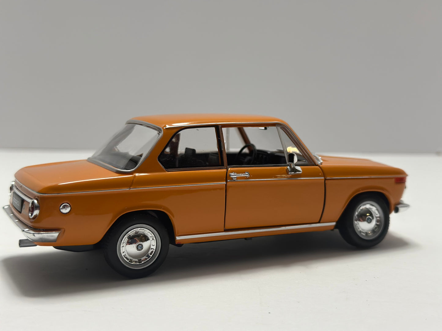 Welly 1:24 1977 BMW 2002TI Orange Diecast