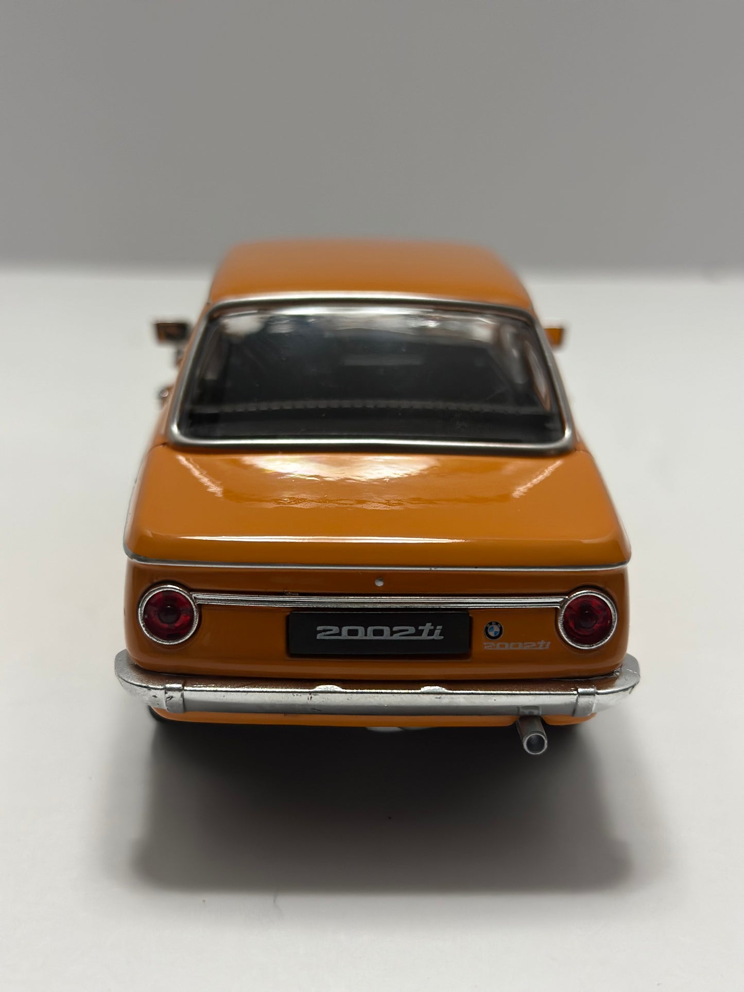 Welly 1:24 1977 BMW 2002TI Orange Diecast