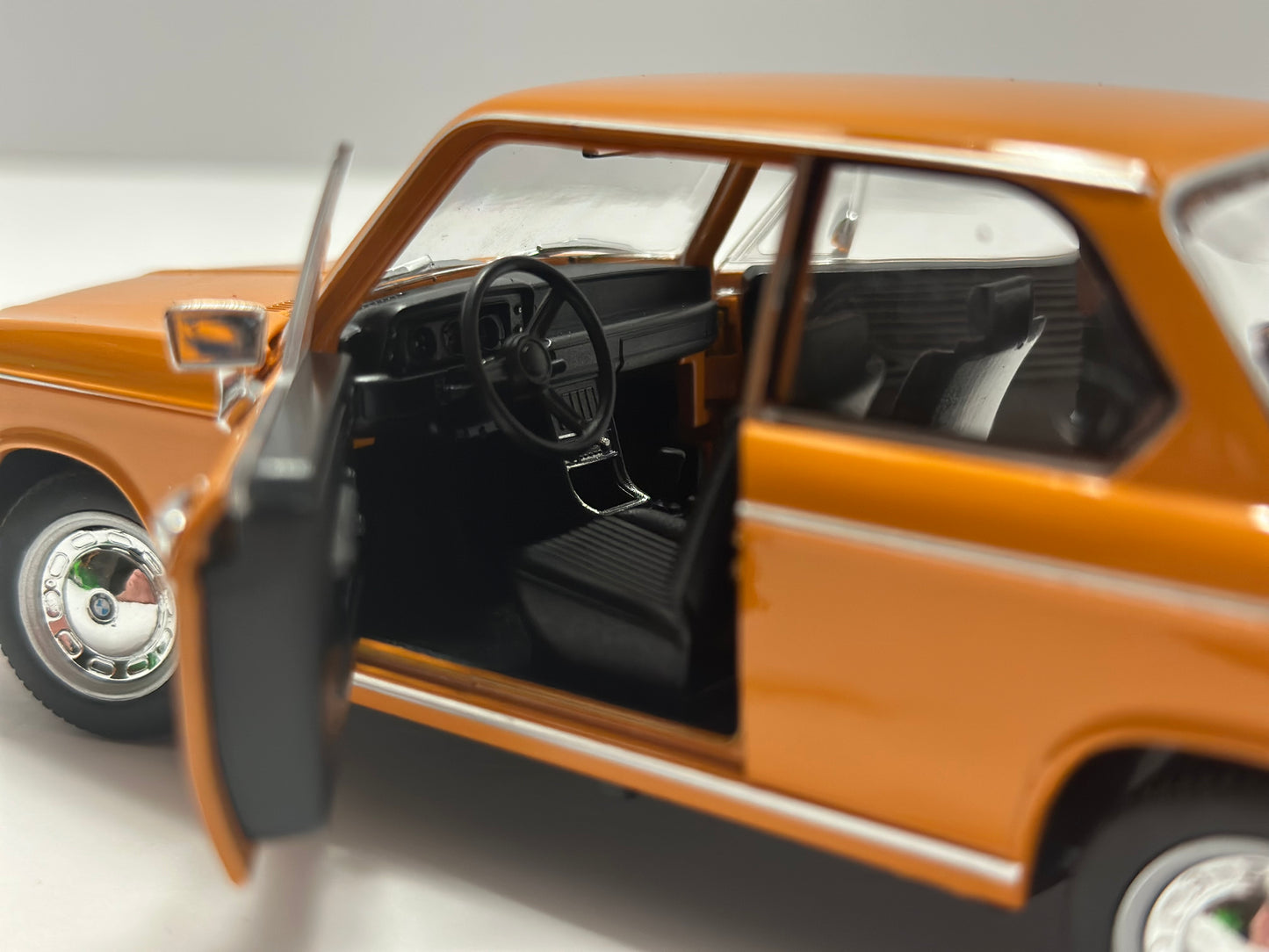 Welly 1:24 1977 BMW 2002TI Orange Diecast