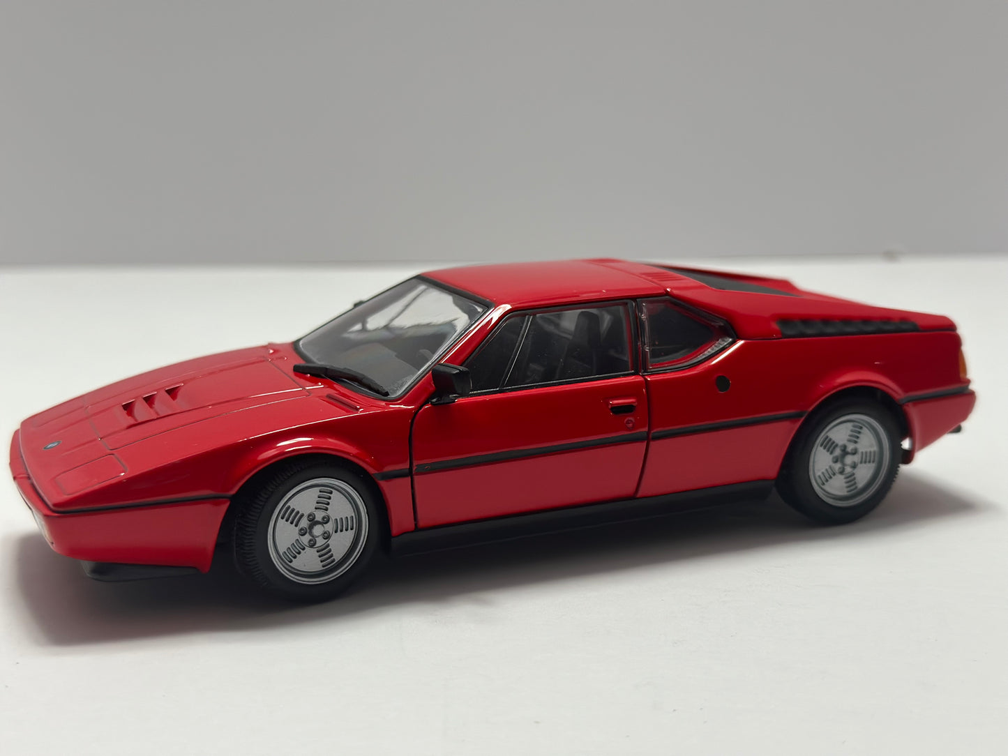 Welly 1:24 1978 BMW M1 Diecast Model Car Red