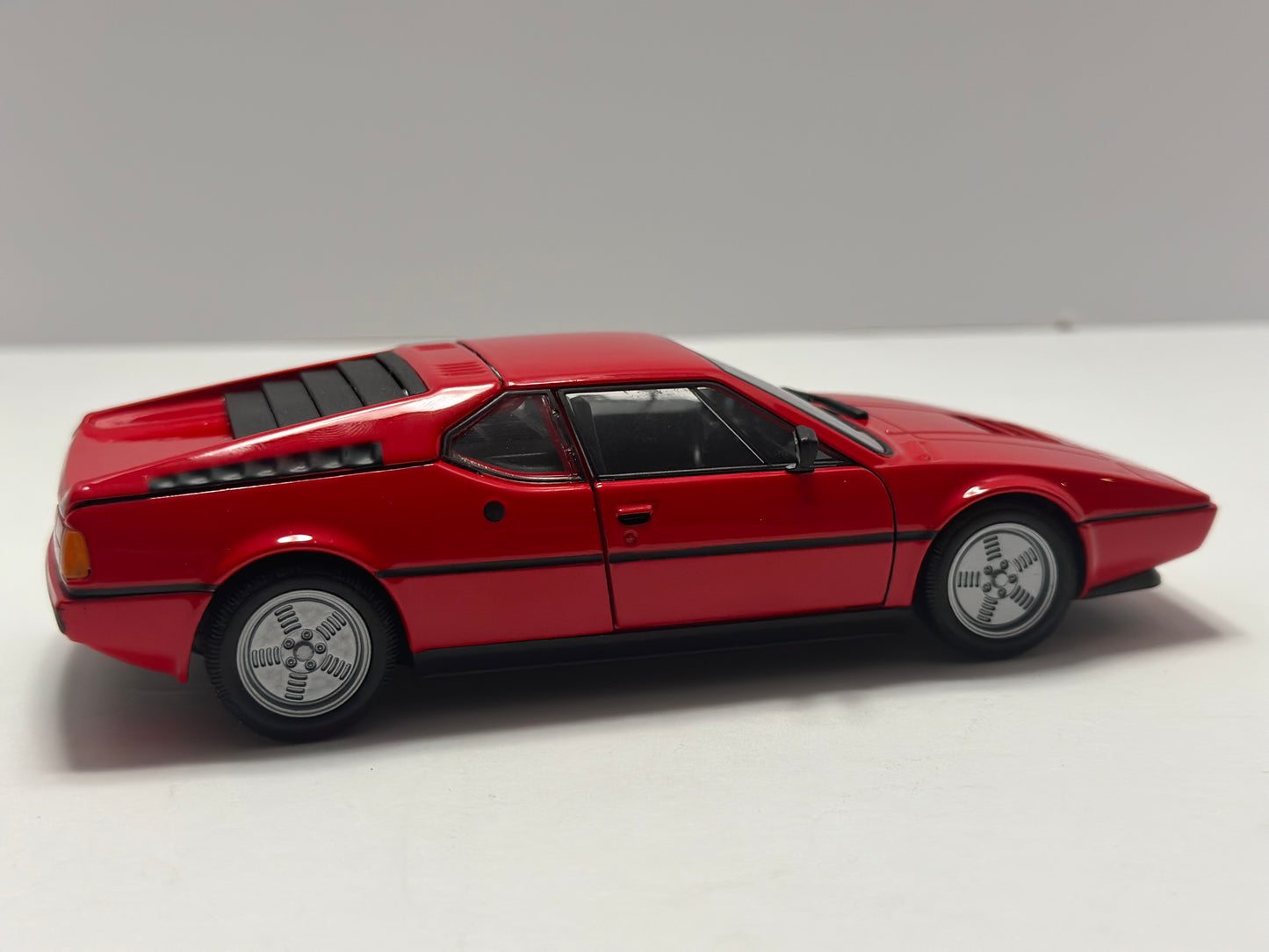 Welly 1:24 1978 BMW M1 Diecast Model Car Red