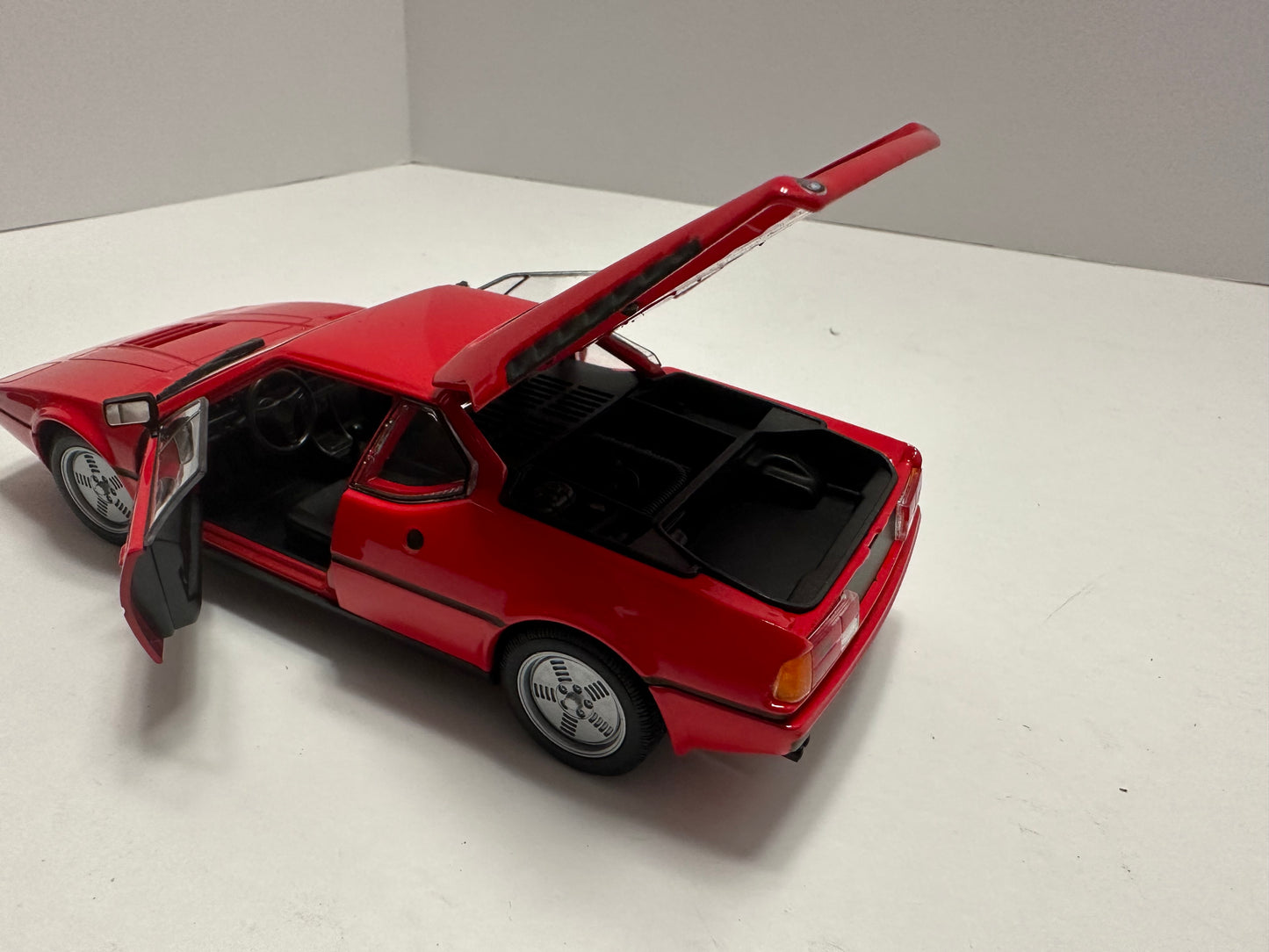 Welly 1:24 1978 BMW M1 Diecast Model Car Red