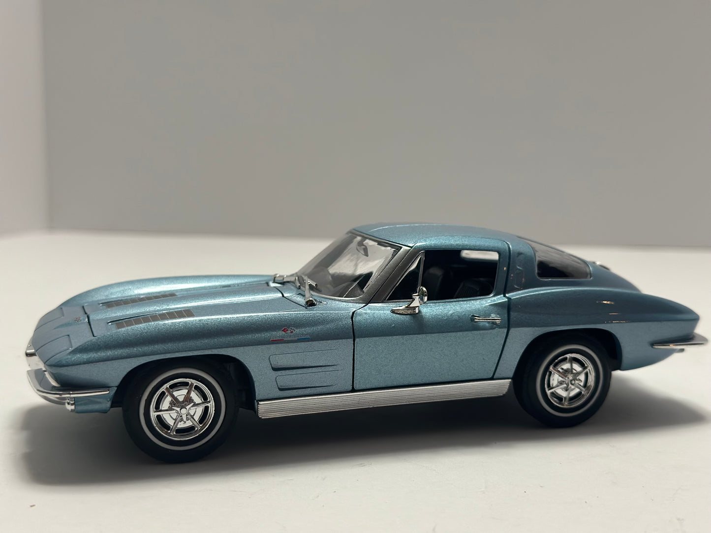 Welly 1:24 1963 Chevrolet Corvette C2 Diecast