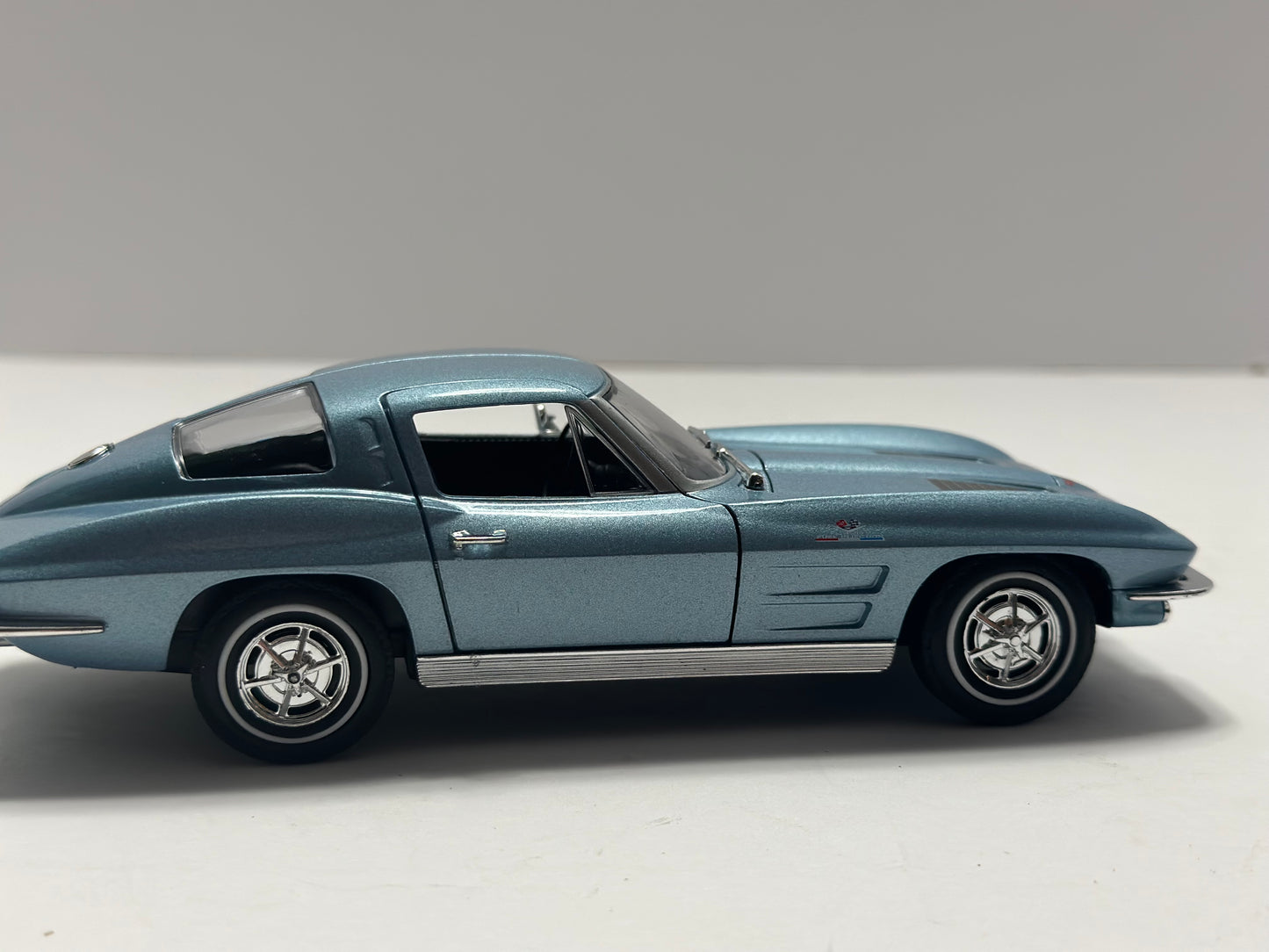 Welly 1:24 1963 Chevrolet Corvette C2 Diecast