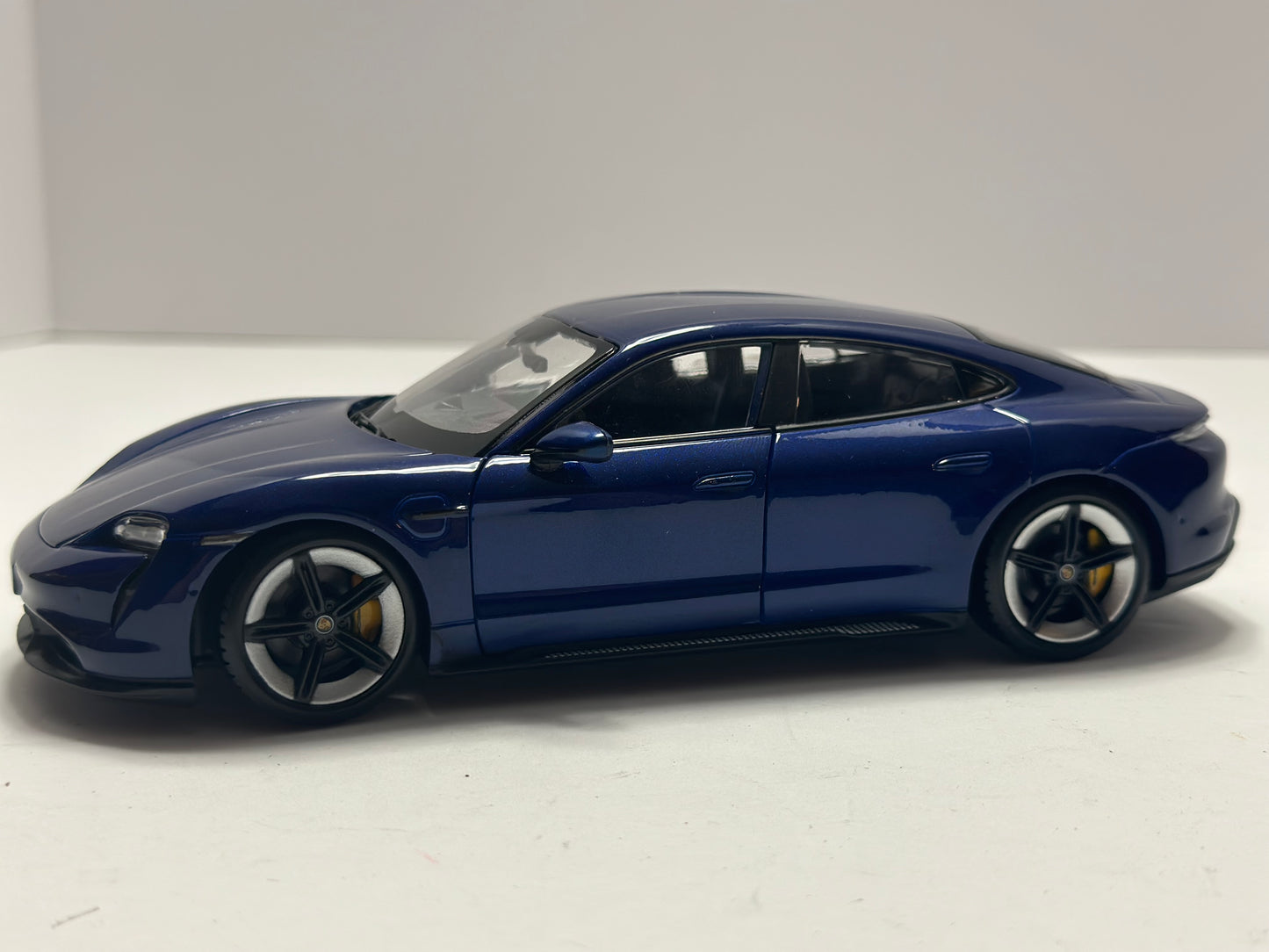 Bburago Porsche Taycan Turbo S Blue 1:24 Diecast