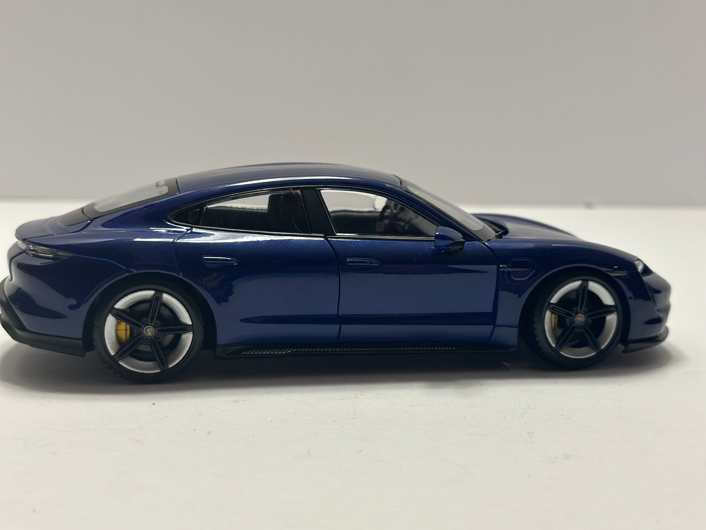 Bburago Porsche Taycan Turbo S Blue 1:24 Diecast