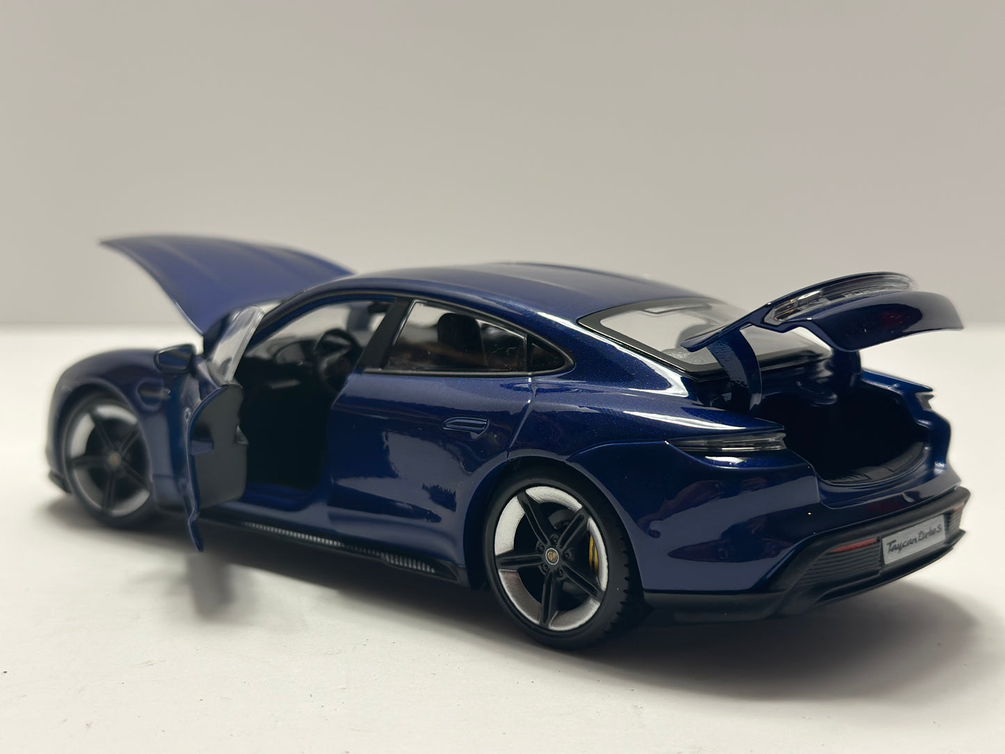 Bburago Porsche Taycan Turbo S Blue 1:24 Diecast