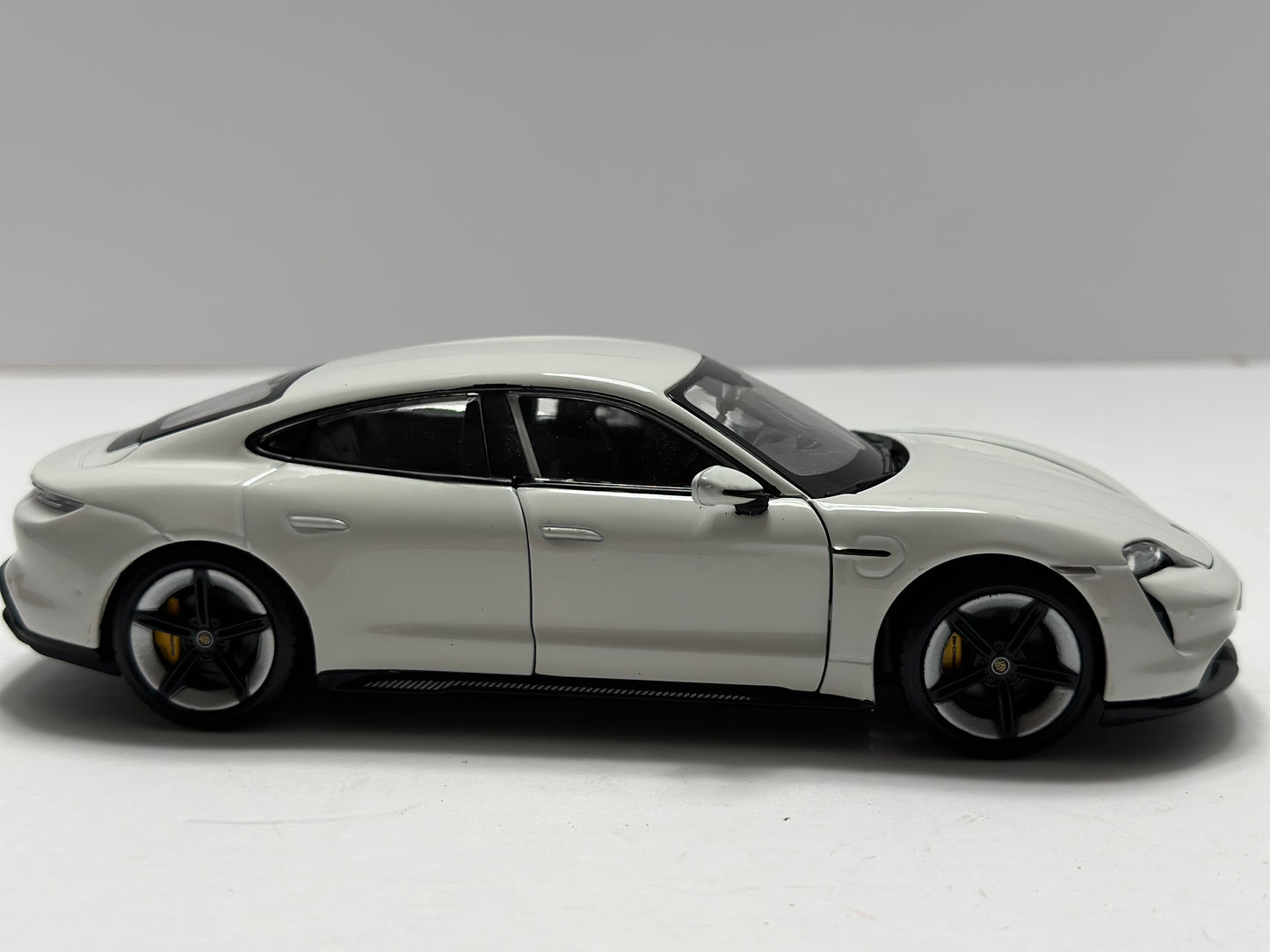 Bburago Porsche Taycan Turbo S white 1:24 Diecast