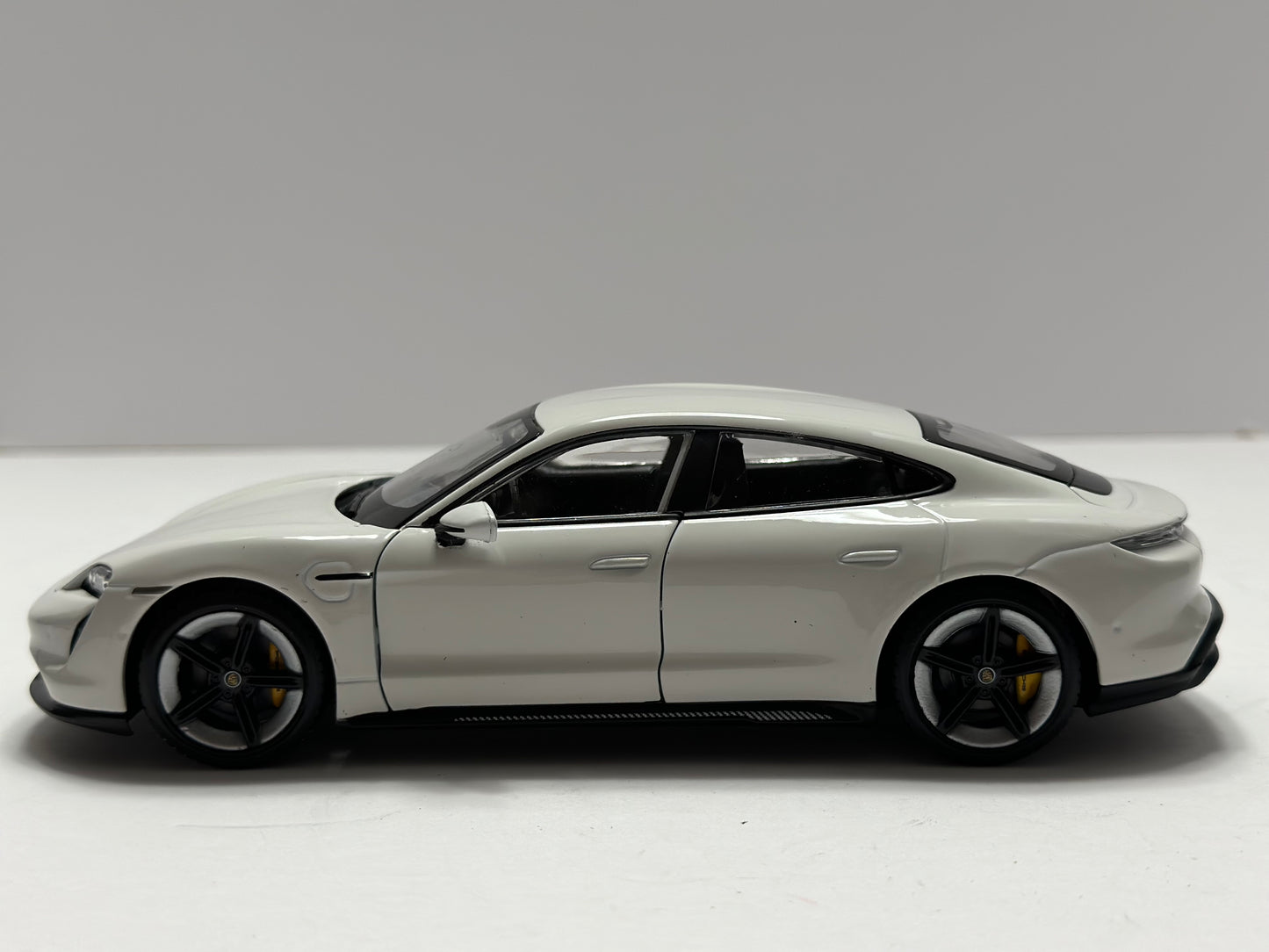 Bburago Porsche Taycan Turbo S white 1:24 Diecast