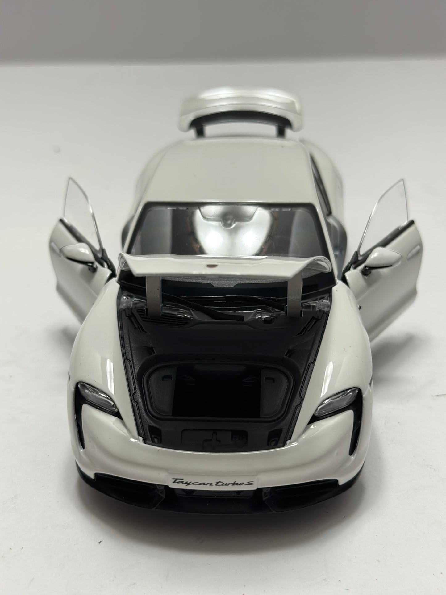 Bburago Porsche Taycan Turbo S white 1:24 Diecast