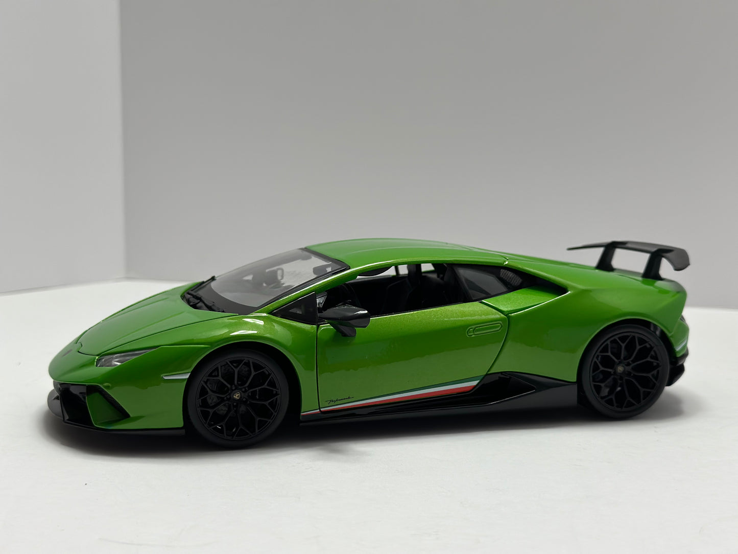 MAISTO 1:18 LAMBORGHINI HURACAN PERFORMANTE Diecast Green