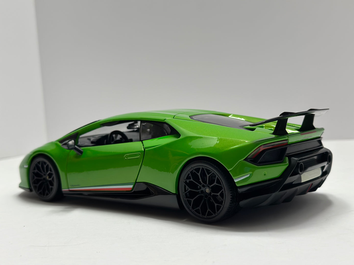 MAISTO 1:18 LAMBORGHINI HURACAN PERFORMANTE Diecast Green