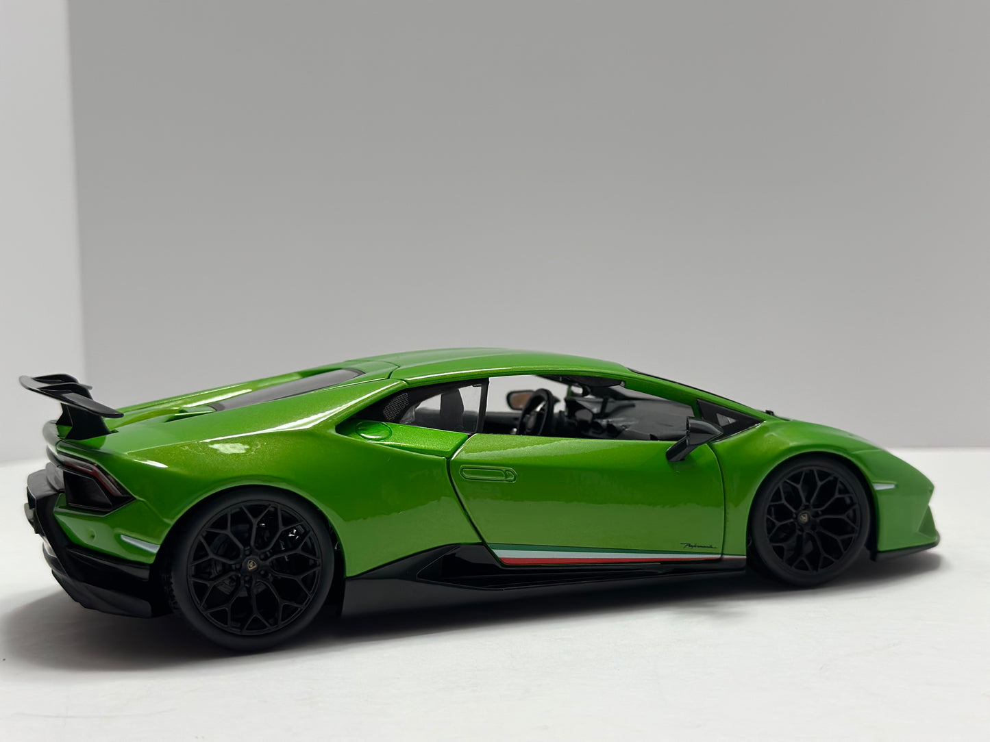 MAISTO 1:18 LAMBORGHINI HURACAN PERFORMANTE Diecast Green