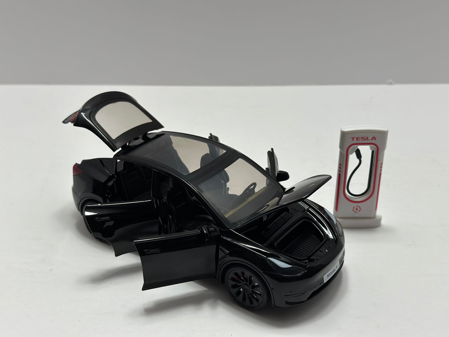 1:24 Tesla Model Y diecast with Headlight & Taillight LEDS Black