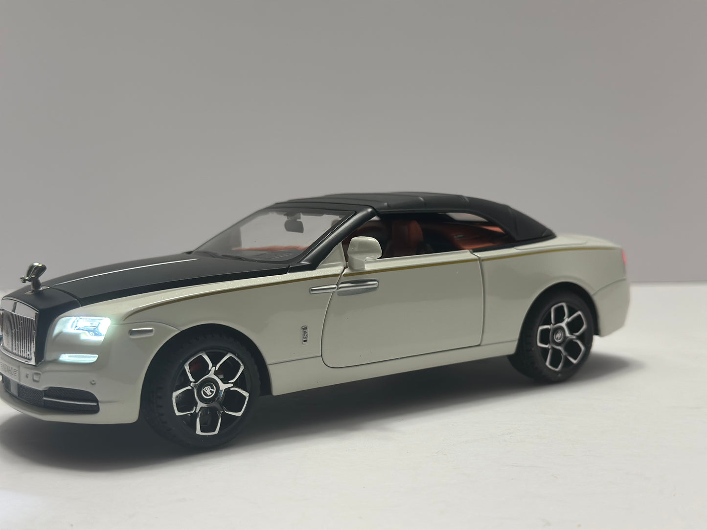 1:24 Rolls Royce Dawn Alloy Model Car Toy Diecasts Metal Casting Sound & Light White