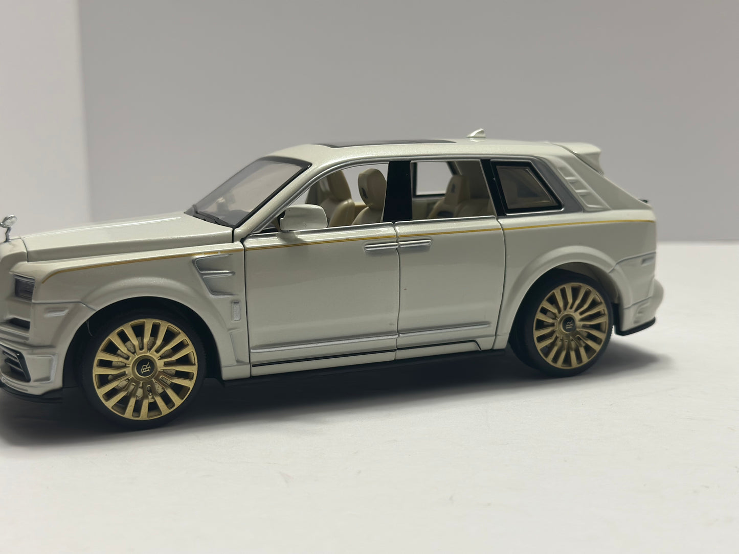 1:24 rolls royce cullinan mansory Diecast with LED HEADLIGHT AND TAILLIGHT WHITE