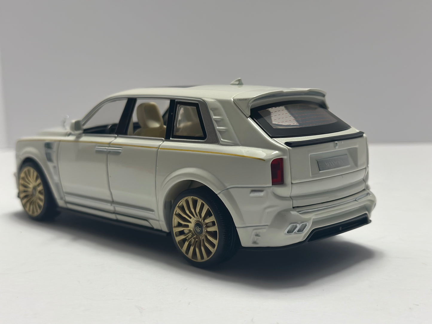 1:24 rolls royce cullinan mansory Diecast with LED HEADLIGHT AND TAILLIGHT WHITE