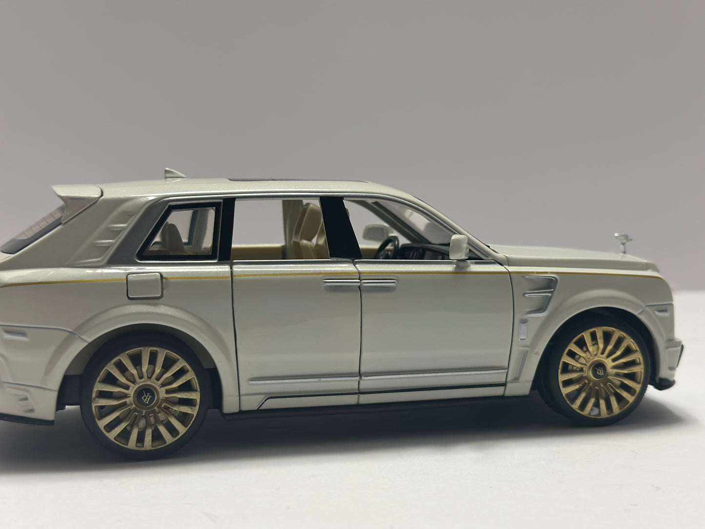 1:24 rolls royce cullinan mansory Diecast with LED HEADLIGHT AND TAILLIGHT WHITE