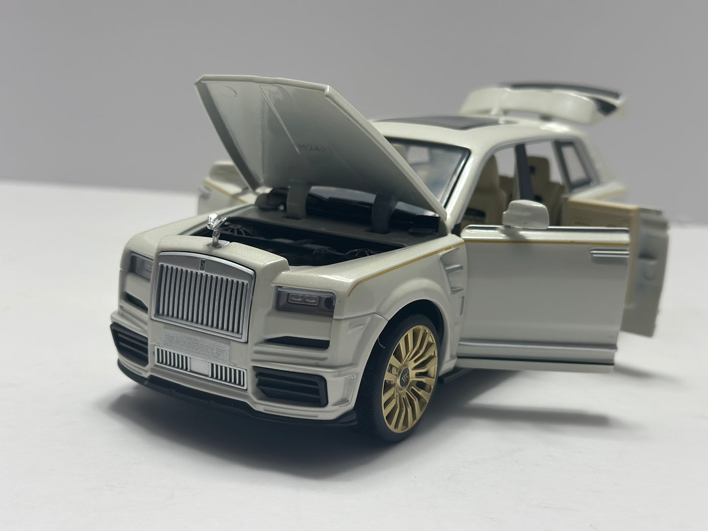 1:24 rolls royce cullinan mansory Diecast with LED HEADLIGHT AND TAILLIGHT WHITE