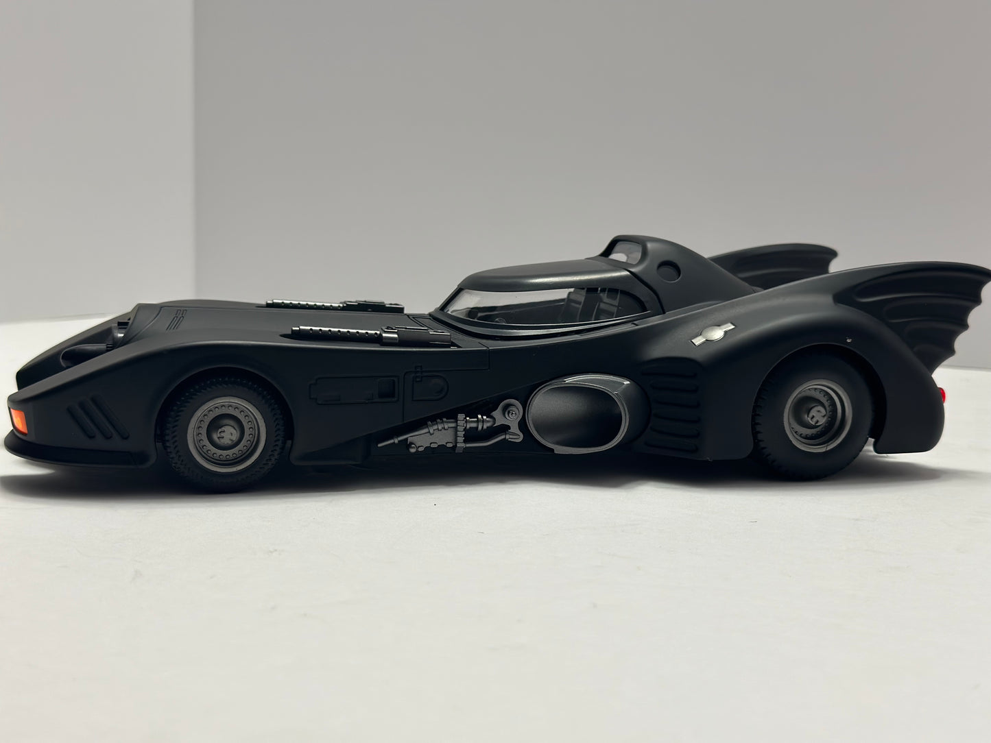 Batmobile 1:18 Diecast 1989 with light & sound. Model Car BATMAN