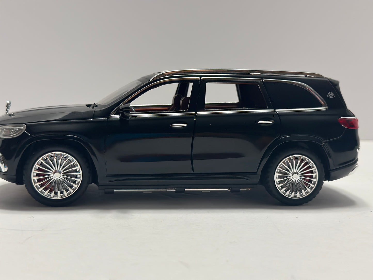 1:24 Maybach GLS-Class GLS600 Diecast With Led Headlight & Taillight