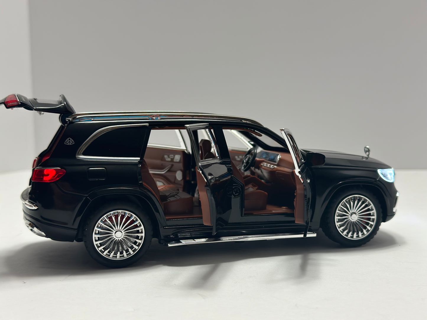 1:24 Maybach GLS-Class GLS600 Diecast With Led Headlight & Taillight