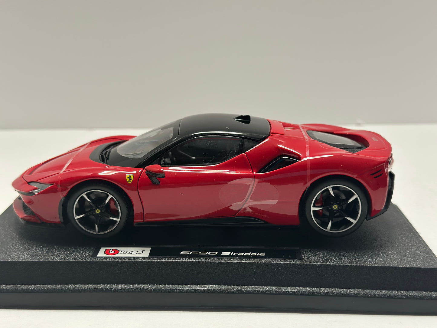 Bburago 1:24 FERRARI SF90 STRADALE RED DIECAST