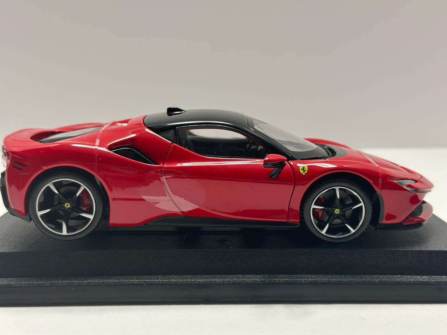 Bburago 1:24 FERRARI SF90 STRADALE RED DIECAST