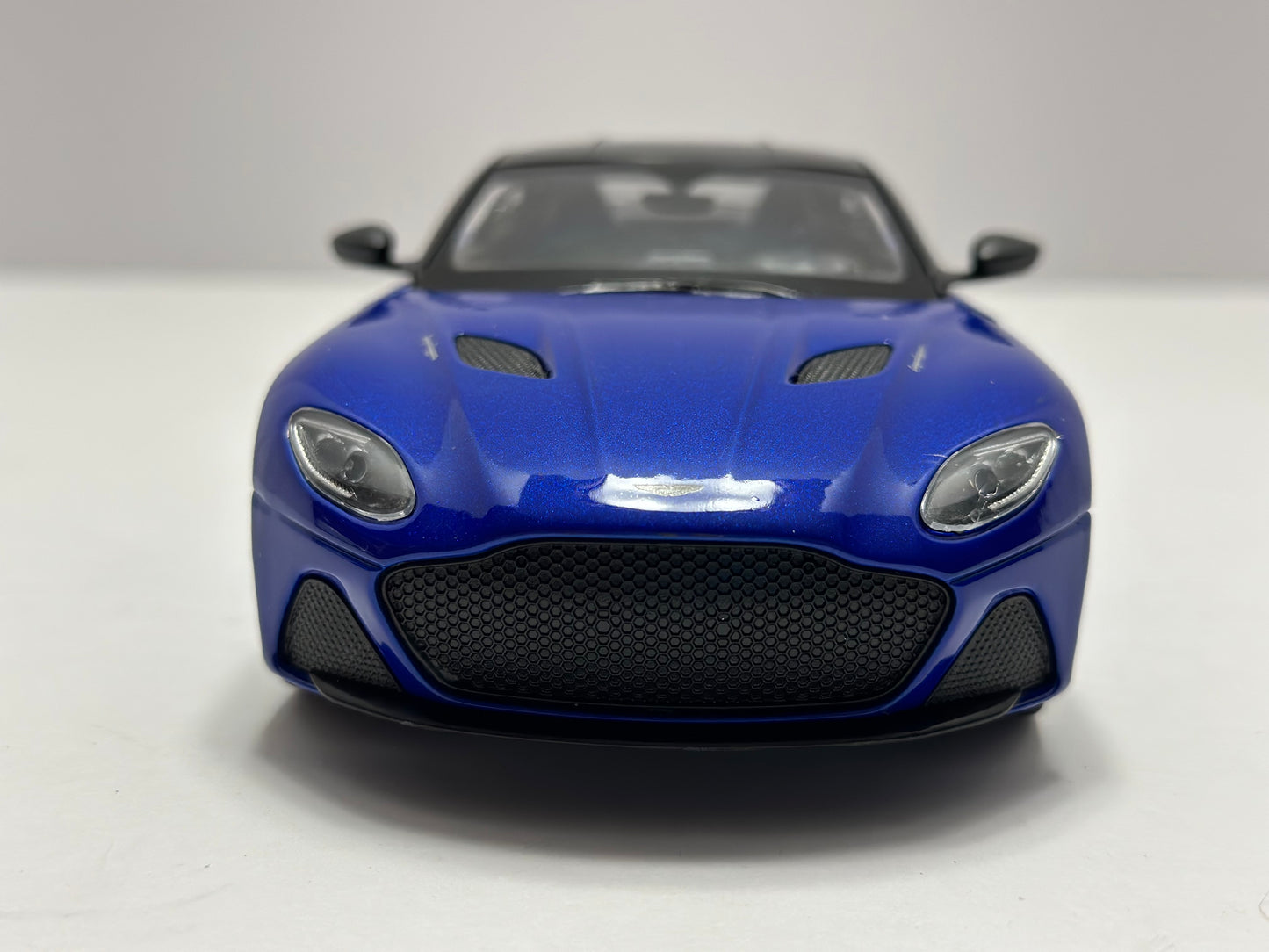 Welly 1:24 Aston Martin DBS Superleggera Blue Diecast