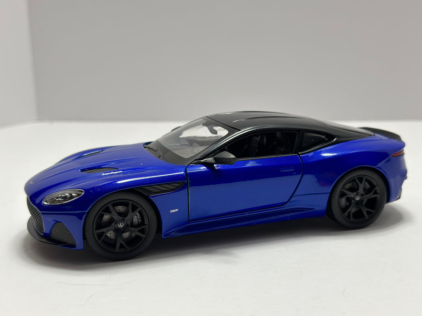 Welly 1:24 Aston Martin DBS Superleggera Blue Diecast