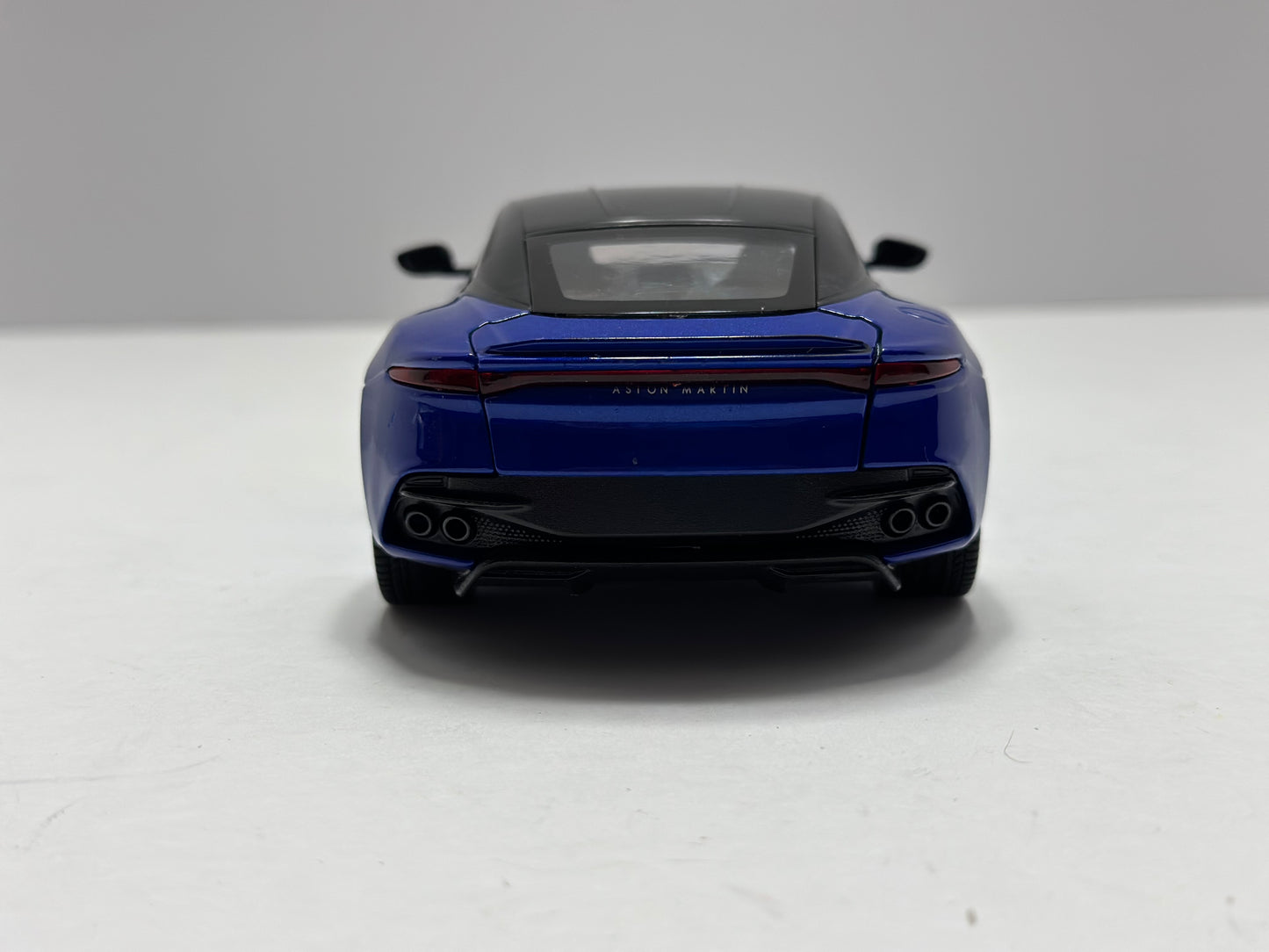 Welly 1:24 Aston Martin DBS Superleggera Blue Diecast