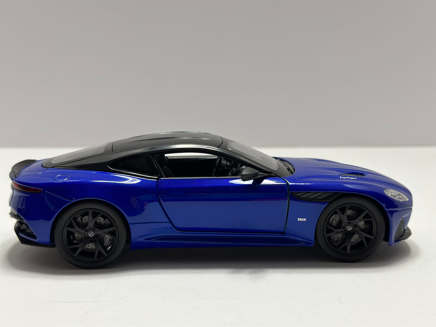 Welly 1:24 Aston Martin DBS Superleggera Blue Diecast