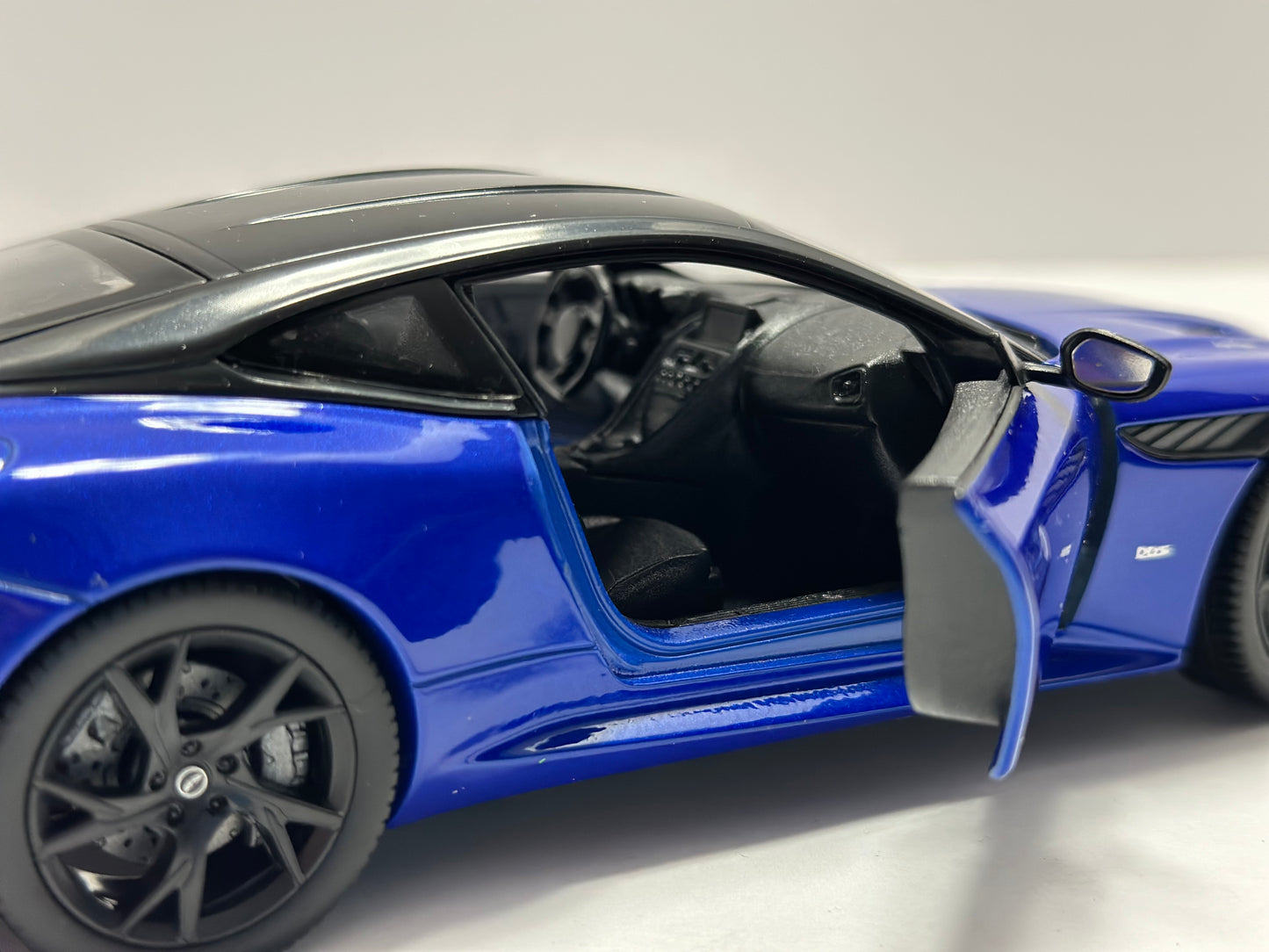 Welly 1:24 Aston Martin DBS Superleggera Blue Diecast