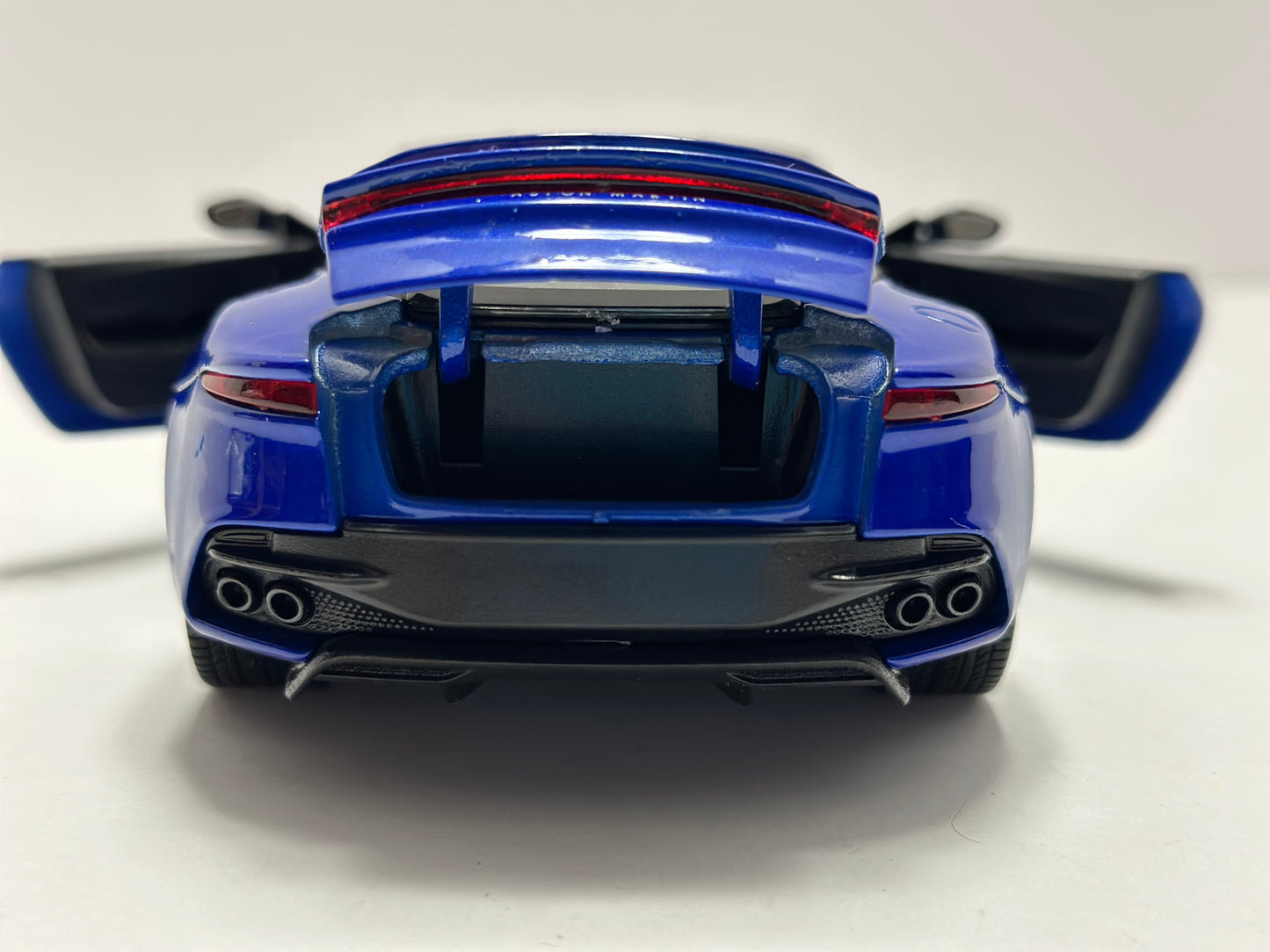 Welly 1:24 Aston Martin DBS Superleggera Blue Diecast