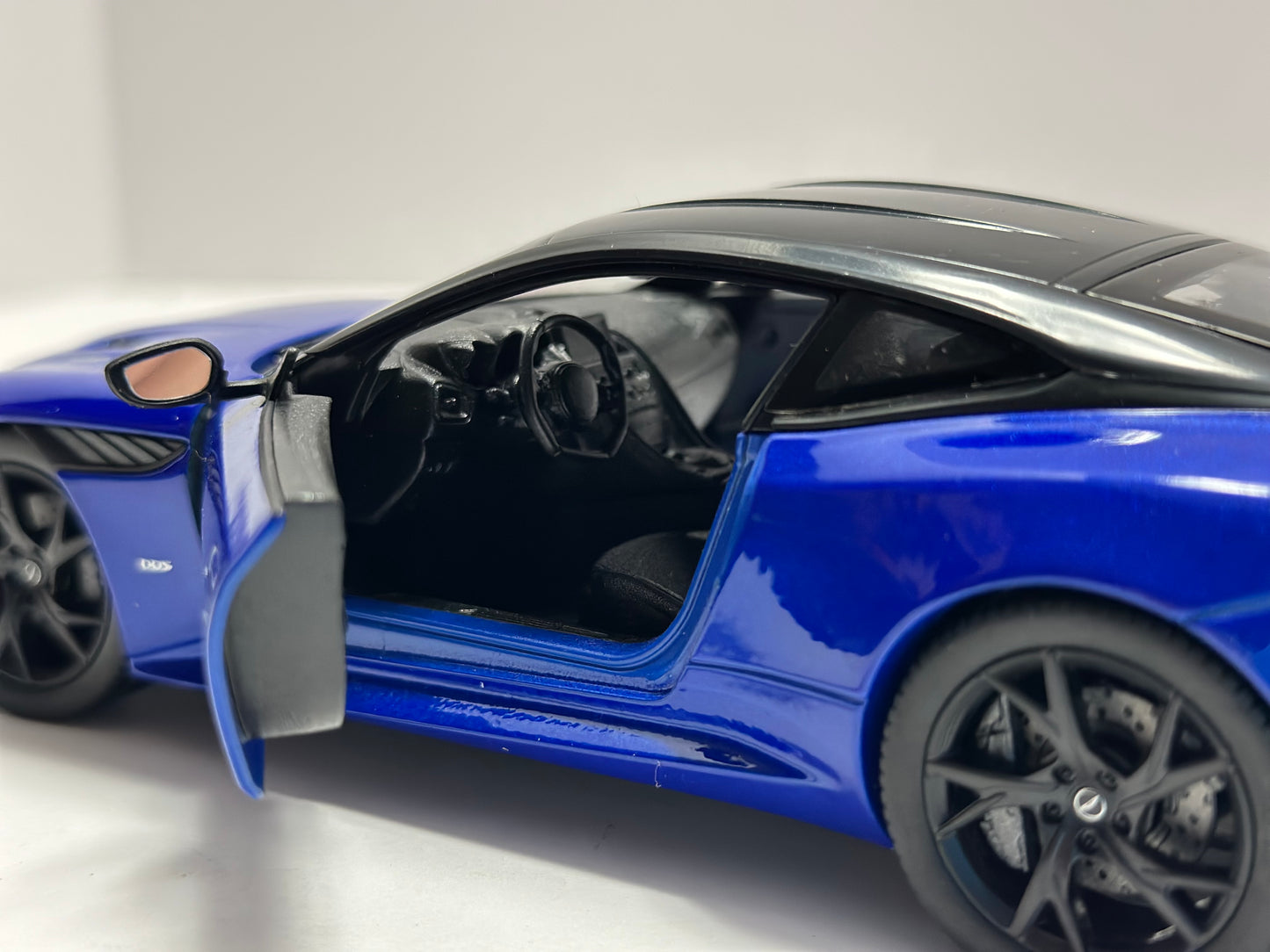 Welly 1:24 Aston Martin DBS Superleggera Blue Diecast