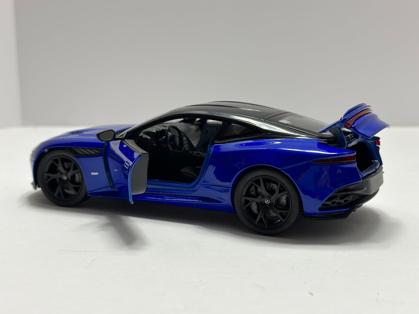 Welly 1:24 Aston Martin DBS Superleggera Blue Diecast