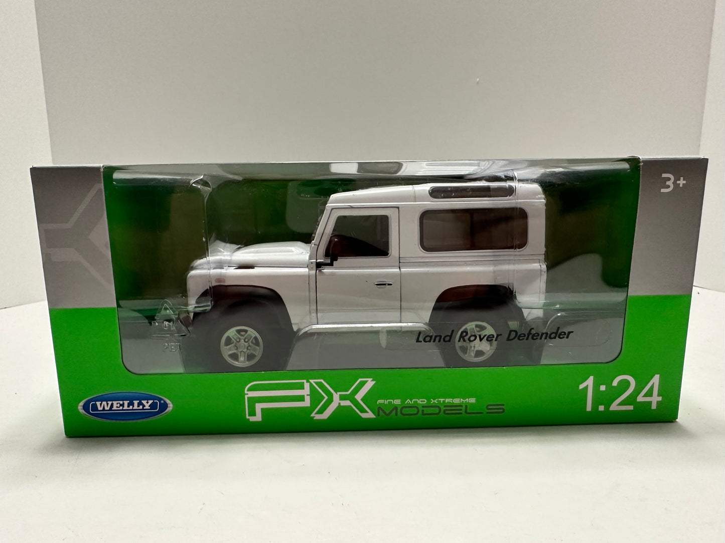 Welly 1:24 1990 Land Rover Defender Diecast White