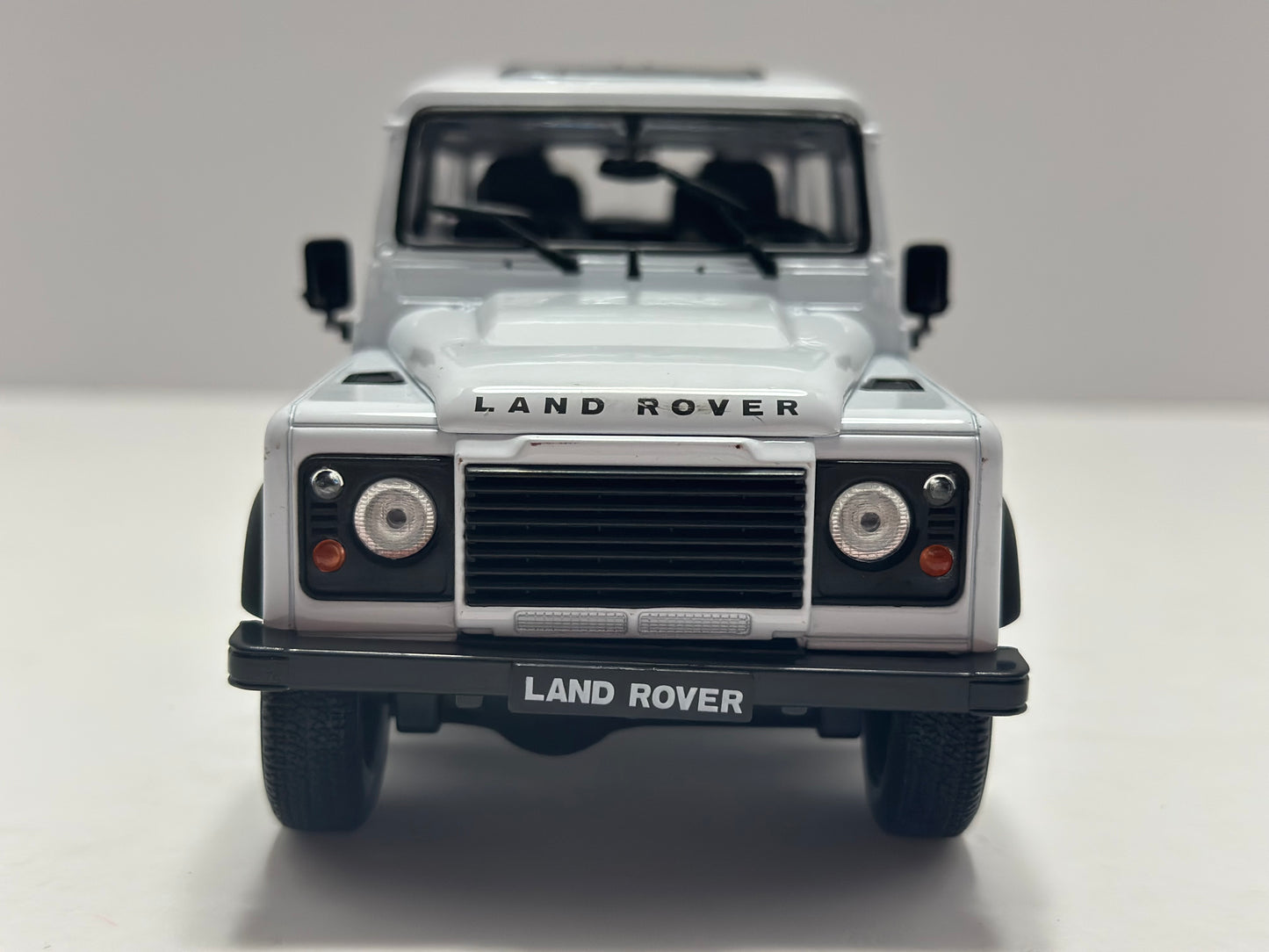 Welly 1:24 1990 Land Rover Defender Diecast White