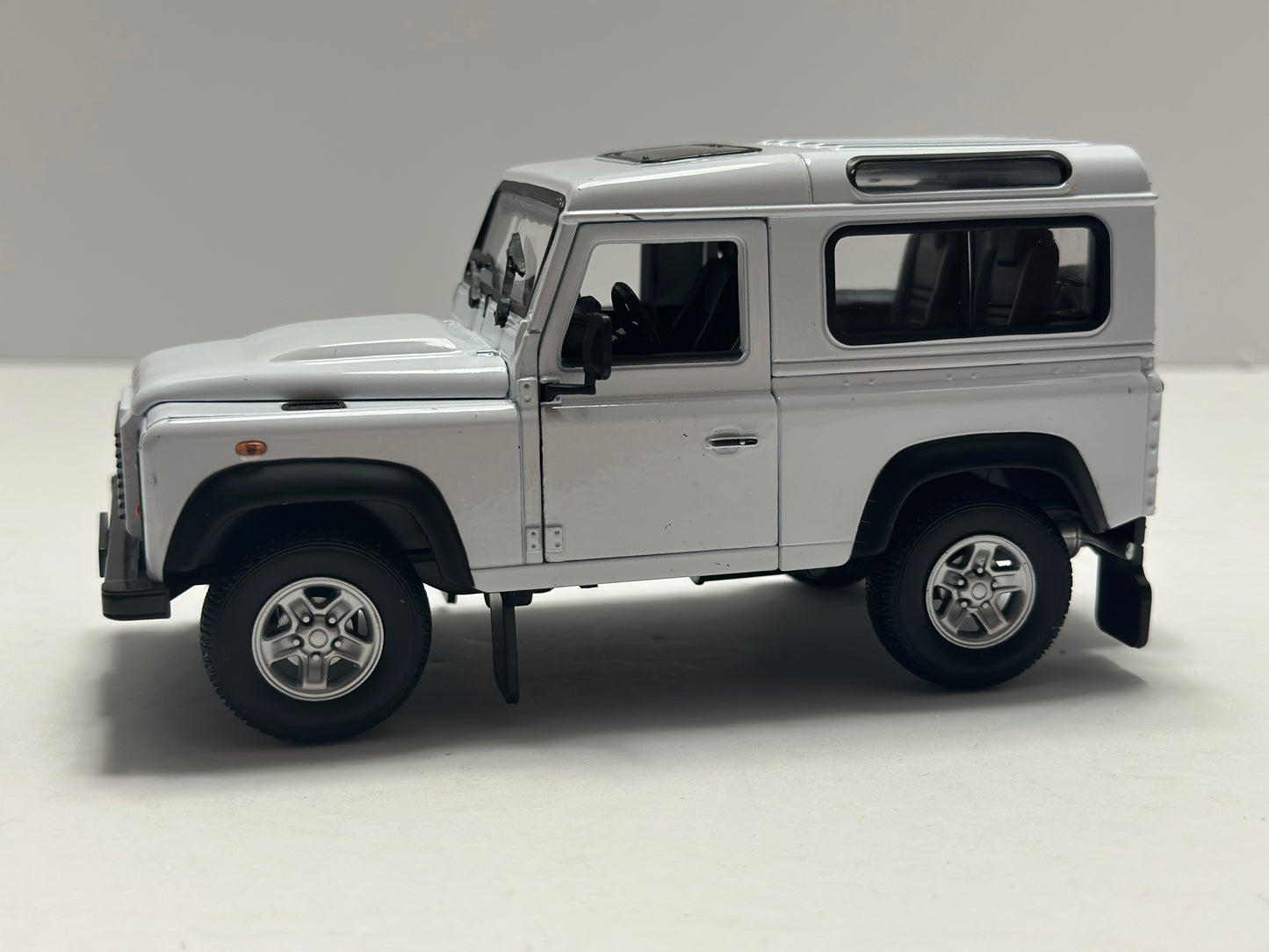 Welly 1:24 1990 Land Rover Defender Diecast White