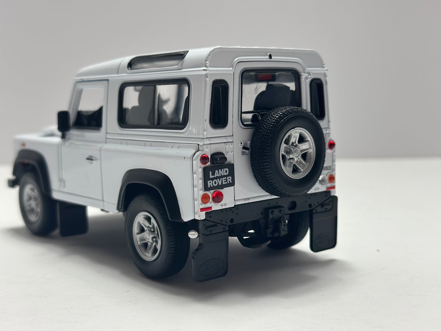 Welly 1:24 1990 Land Rover Defender Diecast White