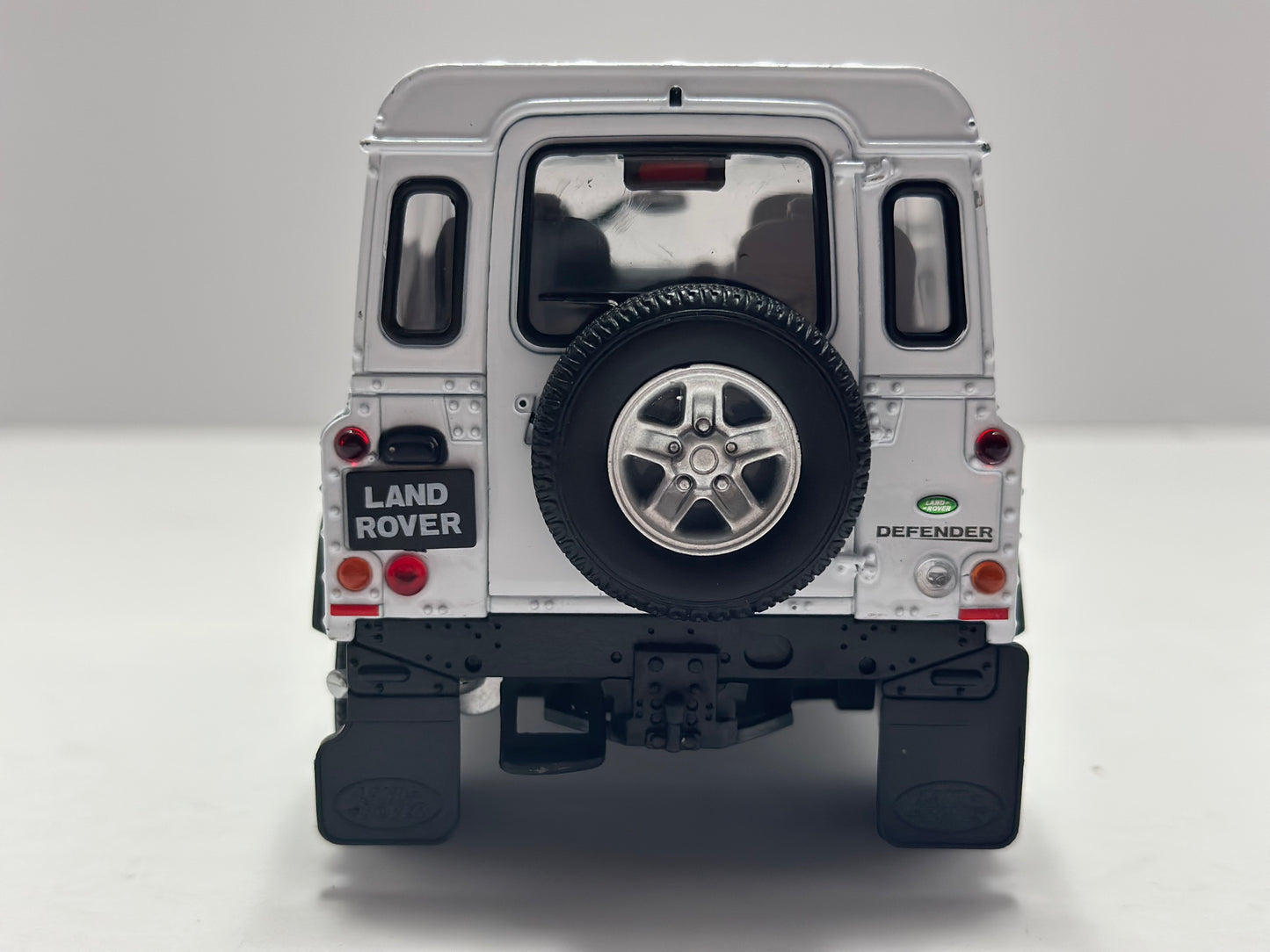 Welly 1:24 1990 Land Rover Defender Diecast White