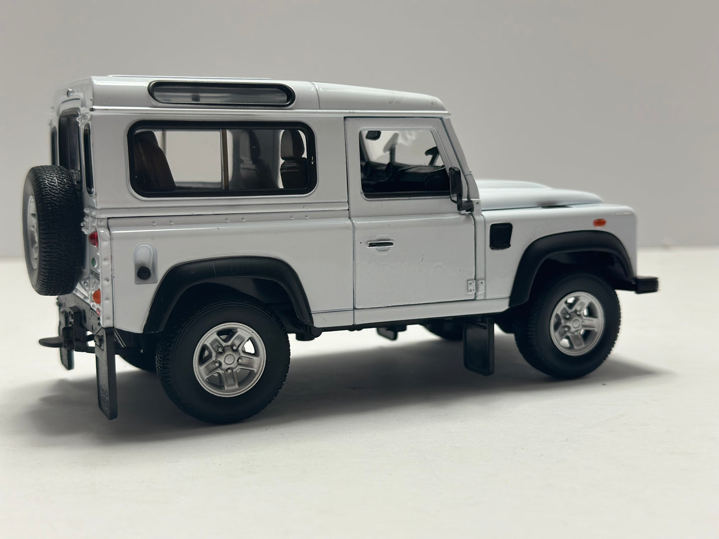 Welly 1:24 1990 Land Rover Defender Diecast White