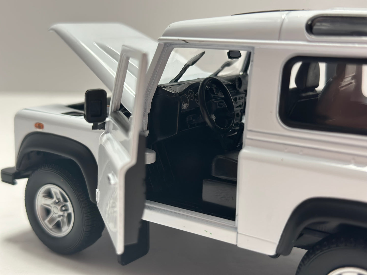 Welly 1:24 1990 Land Rover Defender Diecast White