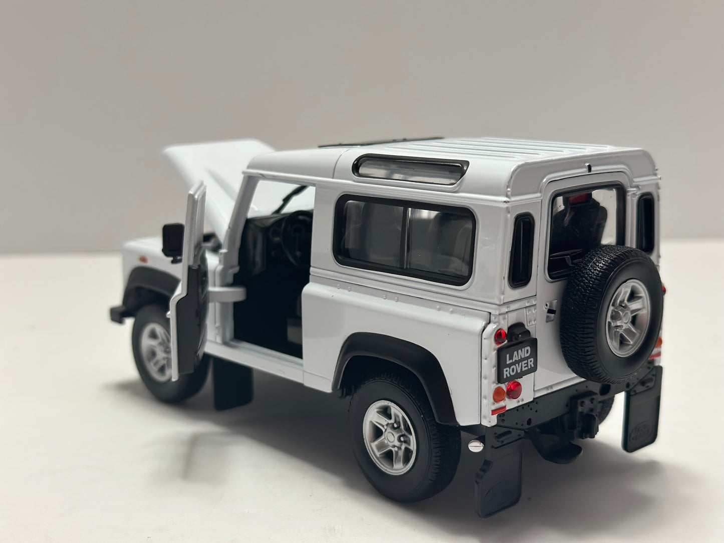 Welly 1:24 1990 Land Rover Defender Diecast White