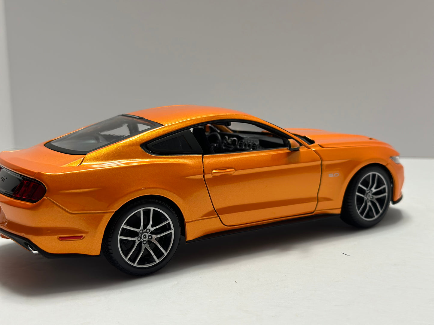 Maisto 1:18 2015 Ford Mustang GT 5.0 Metallic Orange Diecast