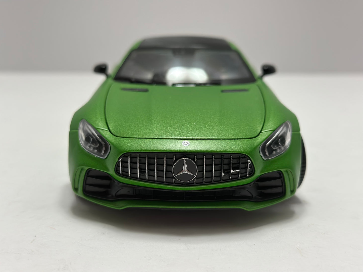 Welly 1:24 Mercedes-Benz AMG GT-R  Diecast Matte Green