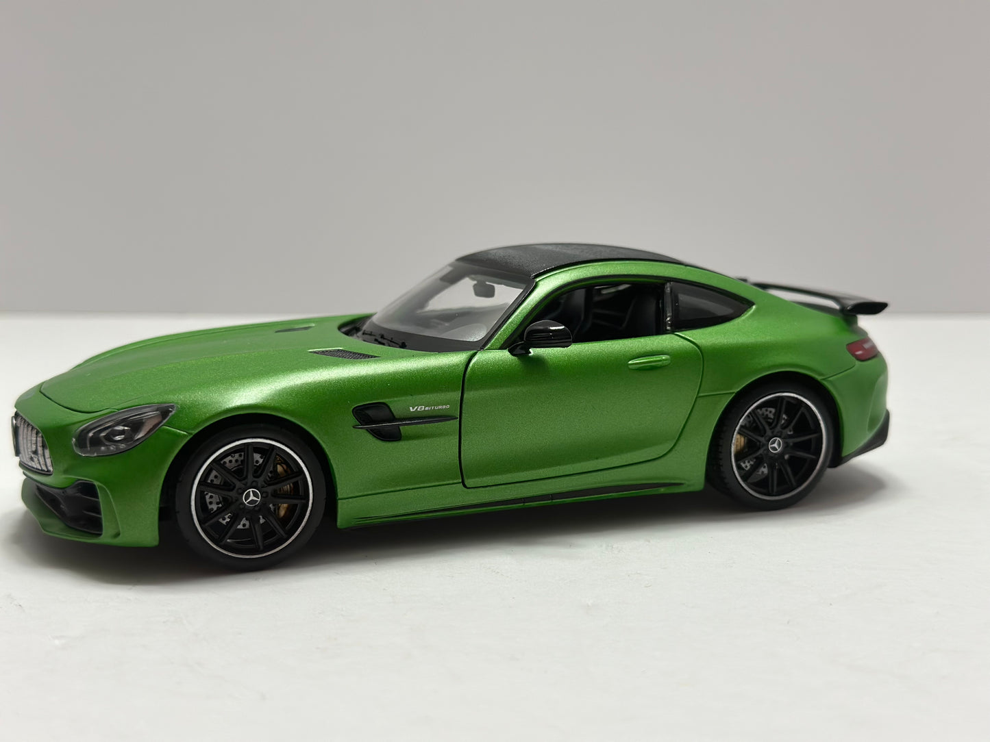 Welly 1:24 Mercedes-Benz AMG GT-R  Diecast Matte Green