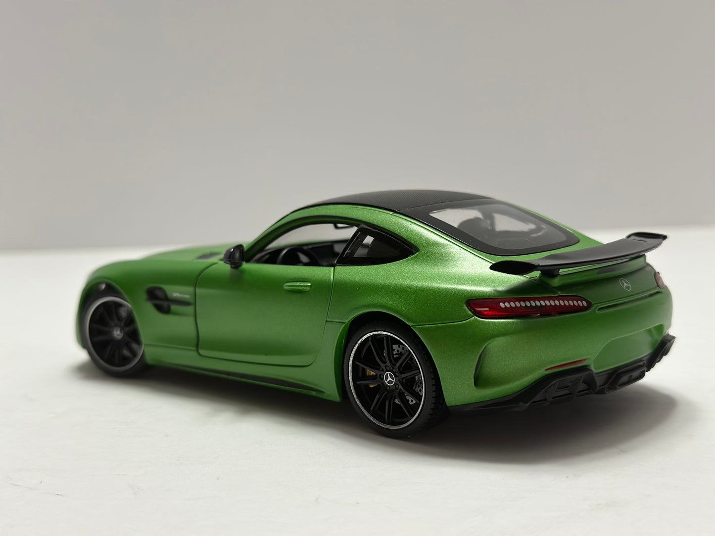 Welly 1:24 Mercedes-Benz AMG GT-R  Diecast Matte Green