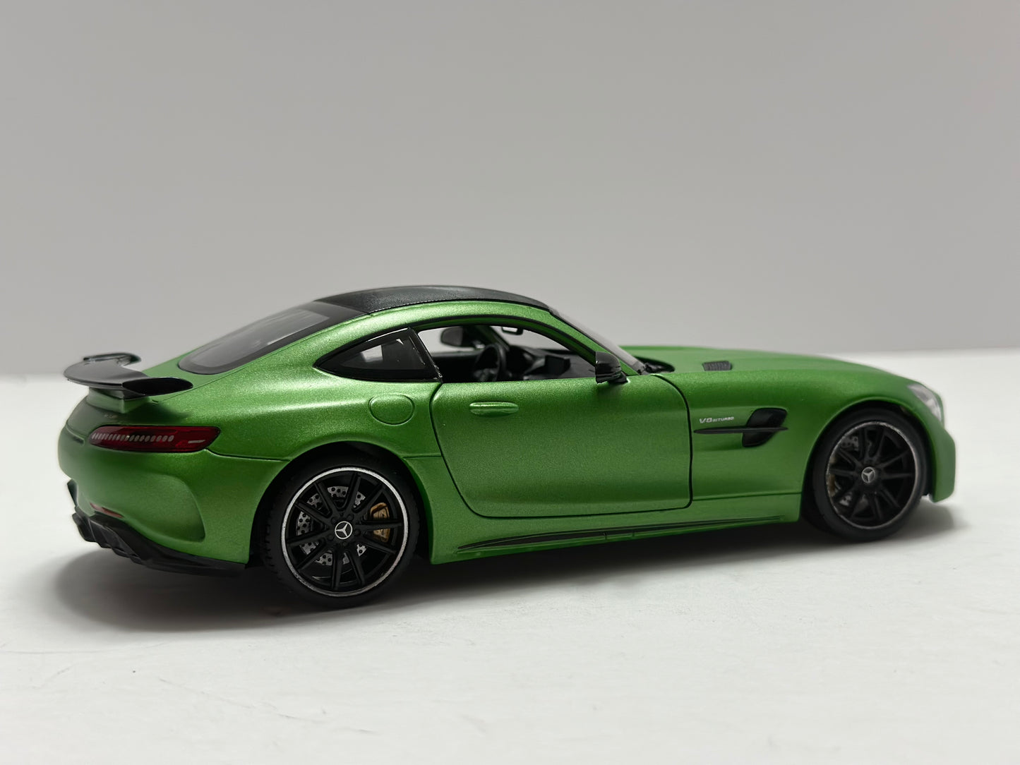 Welly 1:24 Mercedes-Benz AMG GT-R  Diecast Matte Green